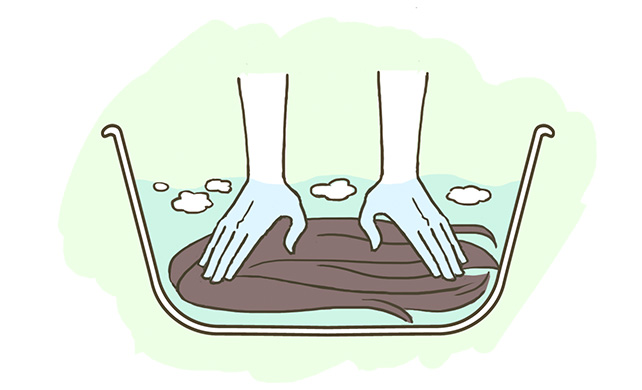 大きめの桶か洗面台の中で30℃ぐらいのぬるま湯に専用シャンプーを1~2プッシュ入れ、泡立てた後ウィッグ・かつらを浸けます。