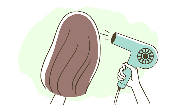 8分目まで乾いたら、トリートメントミストを毛先や裏側のウィッグ毛に軽く振りかけます。ここで、全体にブラシでウィッグを梳かしてウィッグのからみを取り、スタイルを整えます。