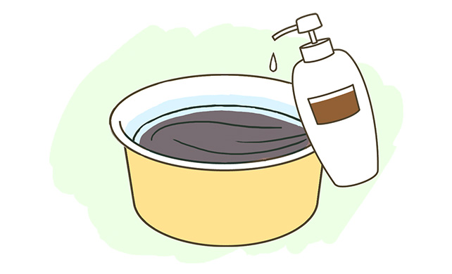 すすぎ終わったら、30℃前後のぬるま湯に専用コンデショナーを2~3プッシュ溶かし入れてください。そこにウィッグ・かつらを入れ上から押してコンデショナーを馴染ませます。こちらは、すすが無いで乾いたタオルで上からたたくように水気を取ります。※すすぎ無しの専用コンデショナーとなっておりますがヌメリがあるようでしたら軽くすすいでください。